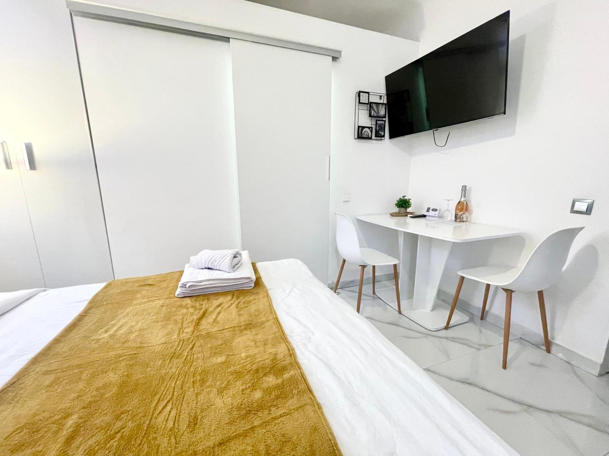 White Studio Bukarest Exteriör bild